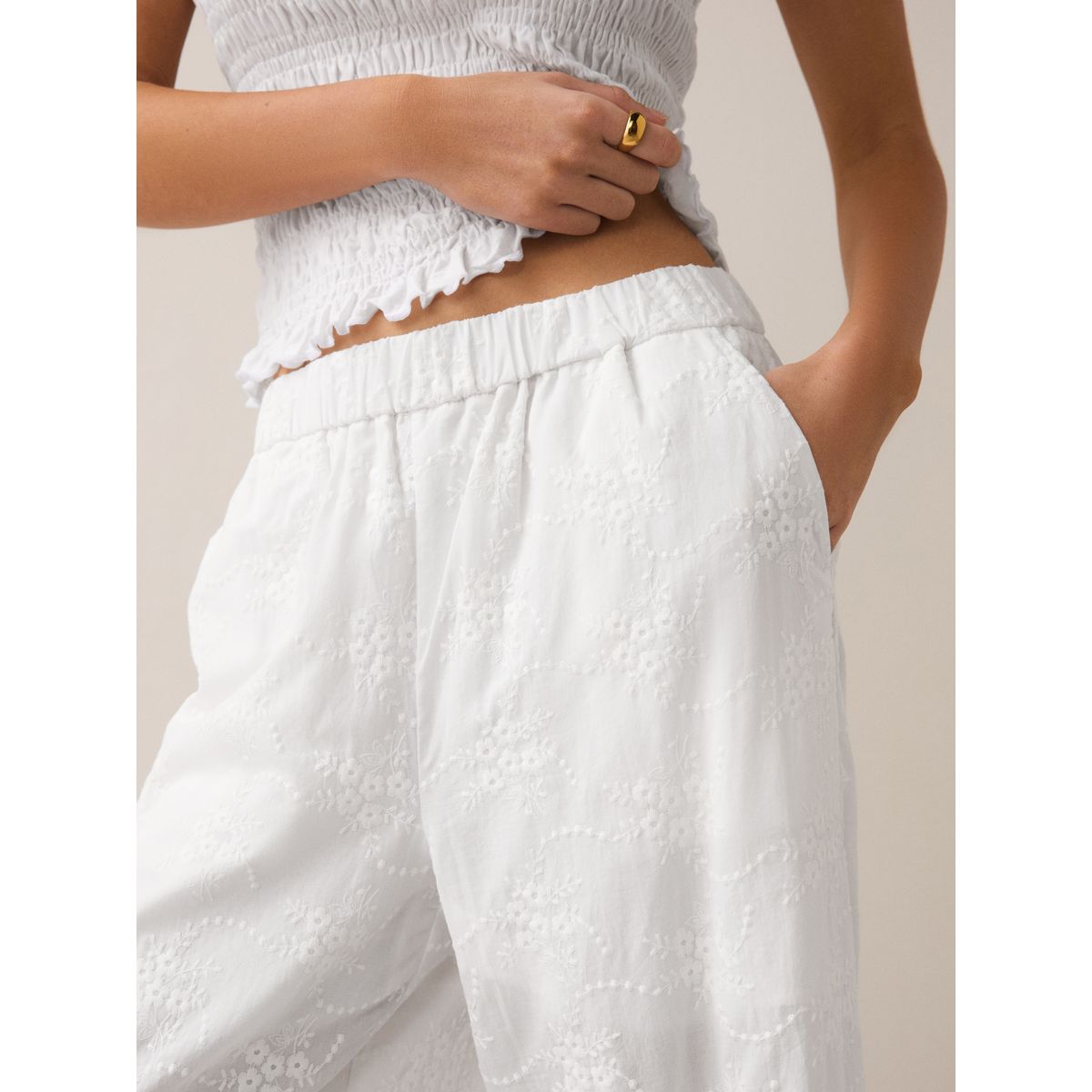 Pantalon avec ourlets volantés et broderie écru, NEXT