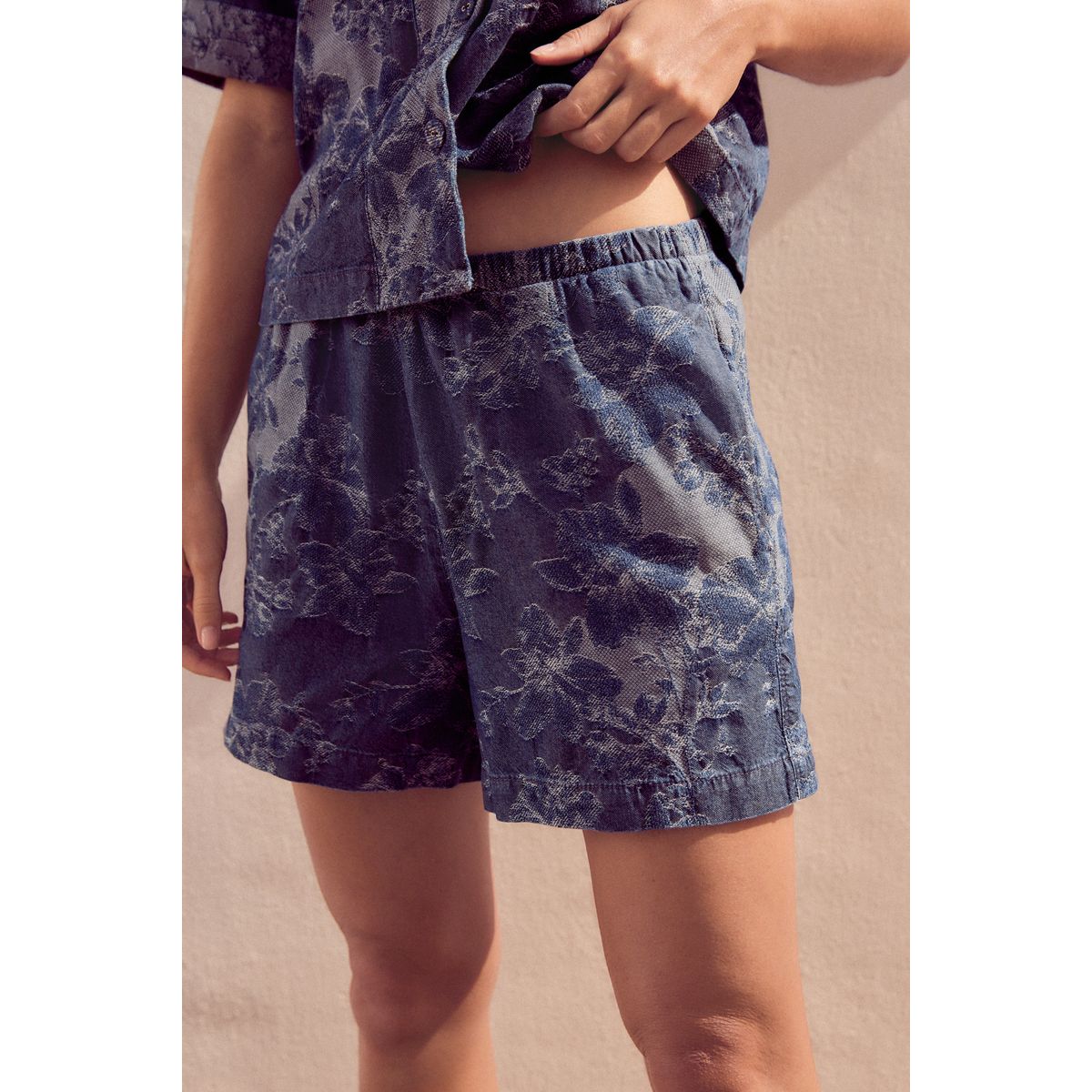 Short léger en jean à enfiler 100 % coton jacquard floral bleu, NEXT
