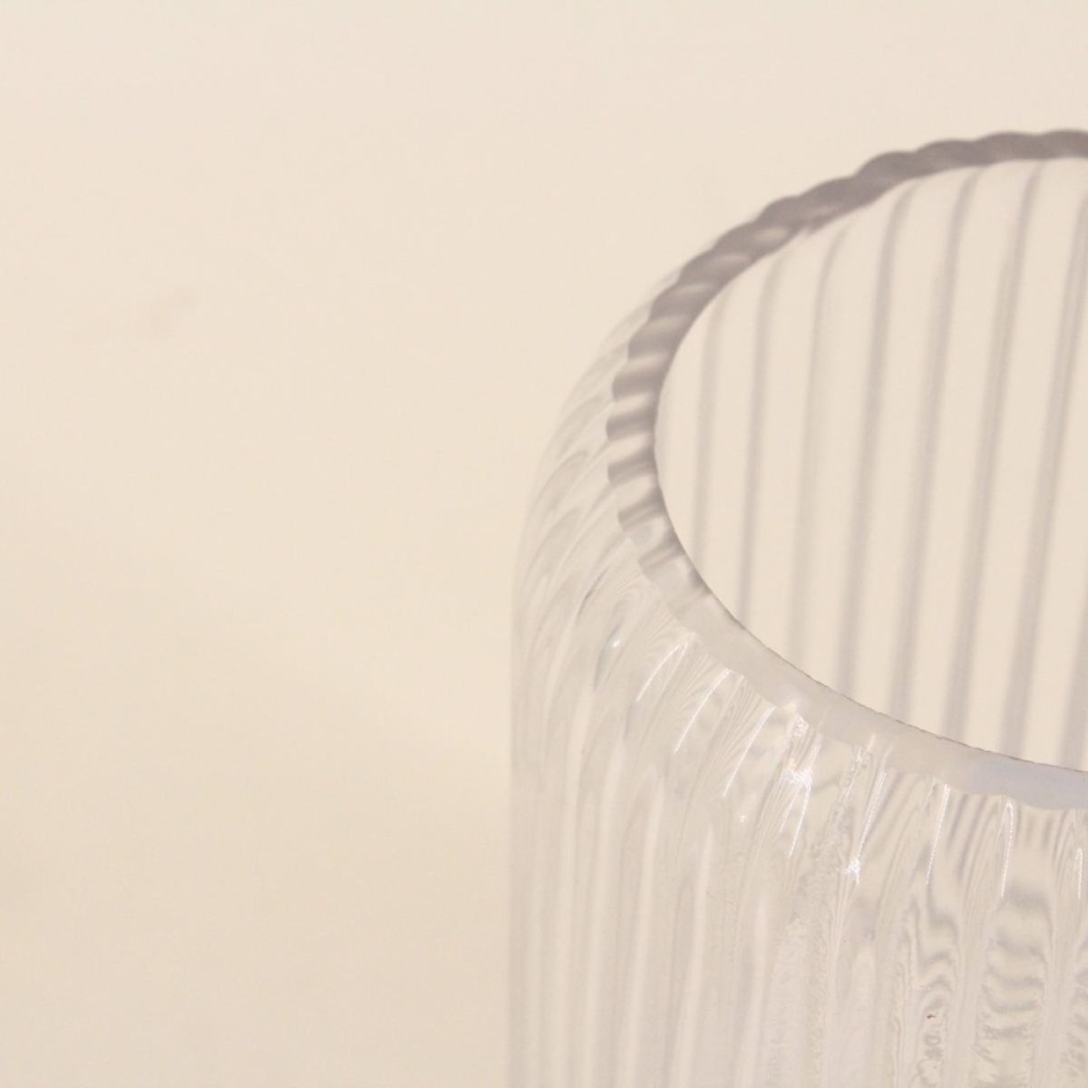 Vase en verre strié, H19cm transparent, ORNAMI