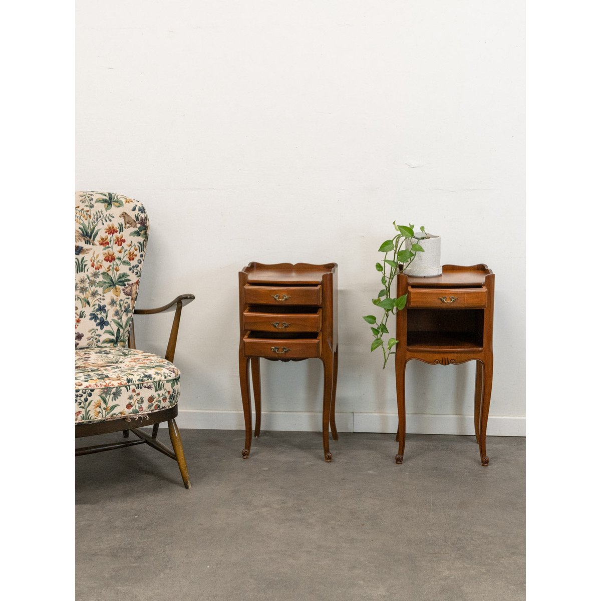 Paire de chevets en bois style Louis XV Odile N°1438 - Bon état bois foncé, DEBONGOUT