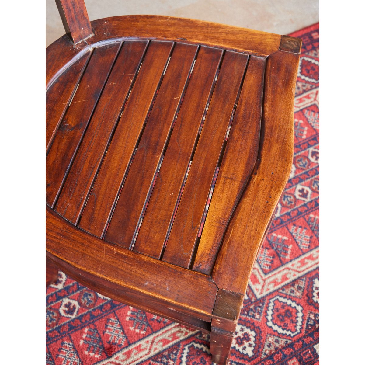 Paire de chaises en acajou Claude N°1349 - Bon état bois foncé, DEBONGOUT