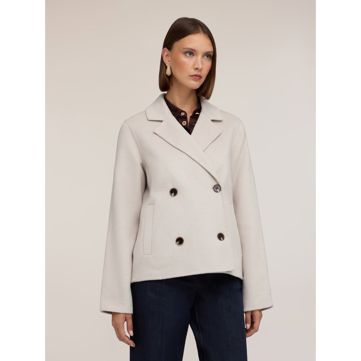Manteau croisé blanc, MOTIVI