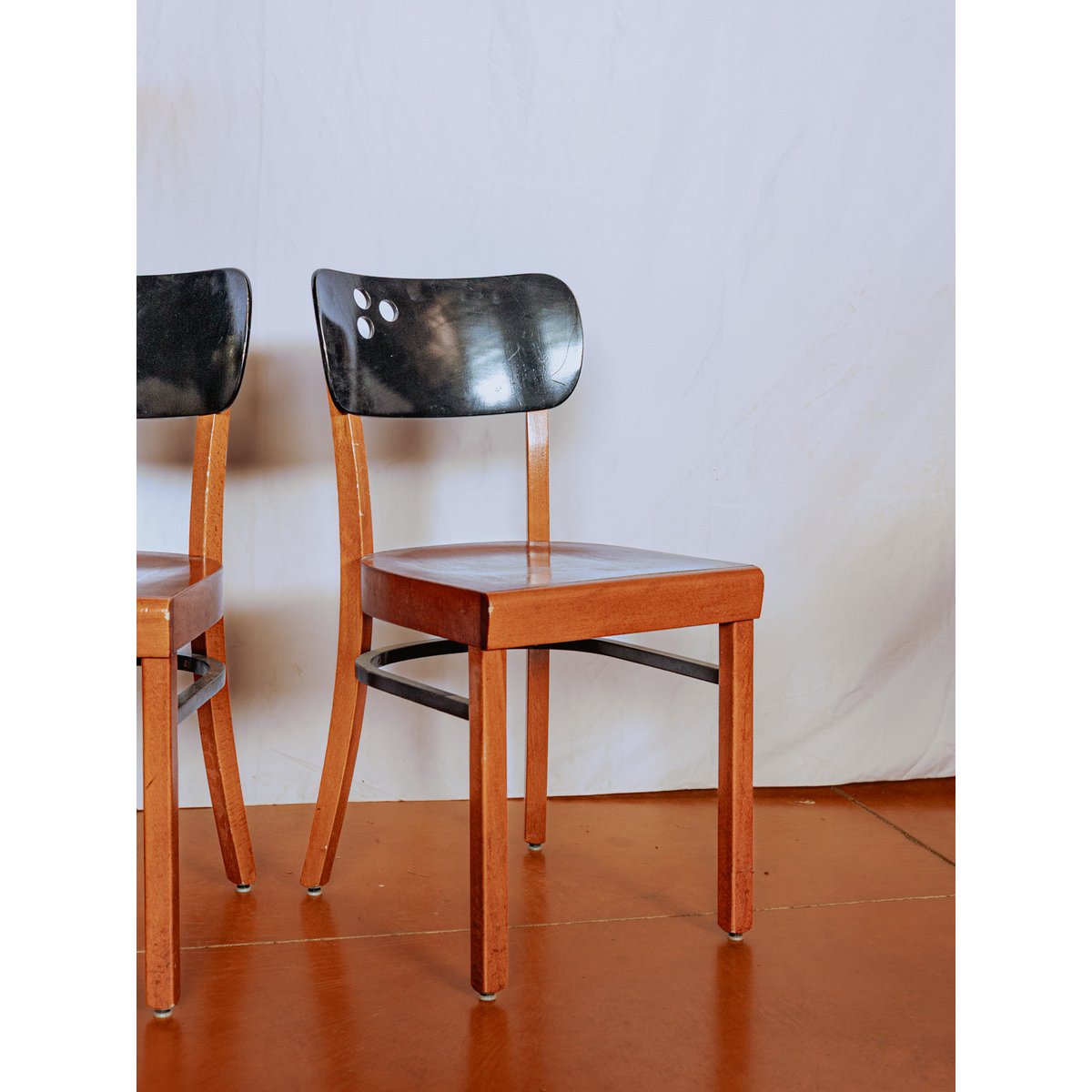 Chaise au dossier ajouré Alma N°1412 - Bon état bois foncé, DEBONGOUT