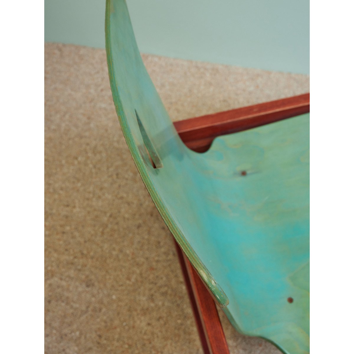 Paire de deux chaises en bois design Alma N°2024 - Bon état vert, DEBONGOUT