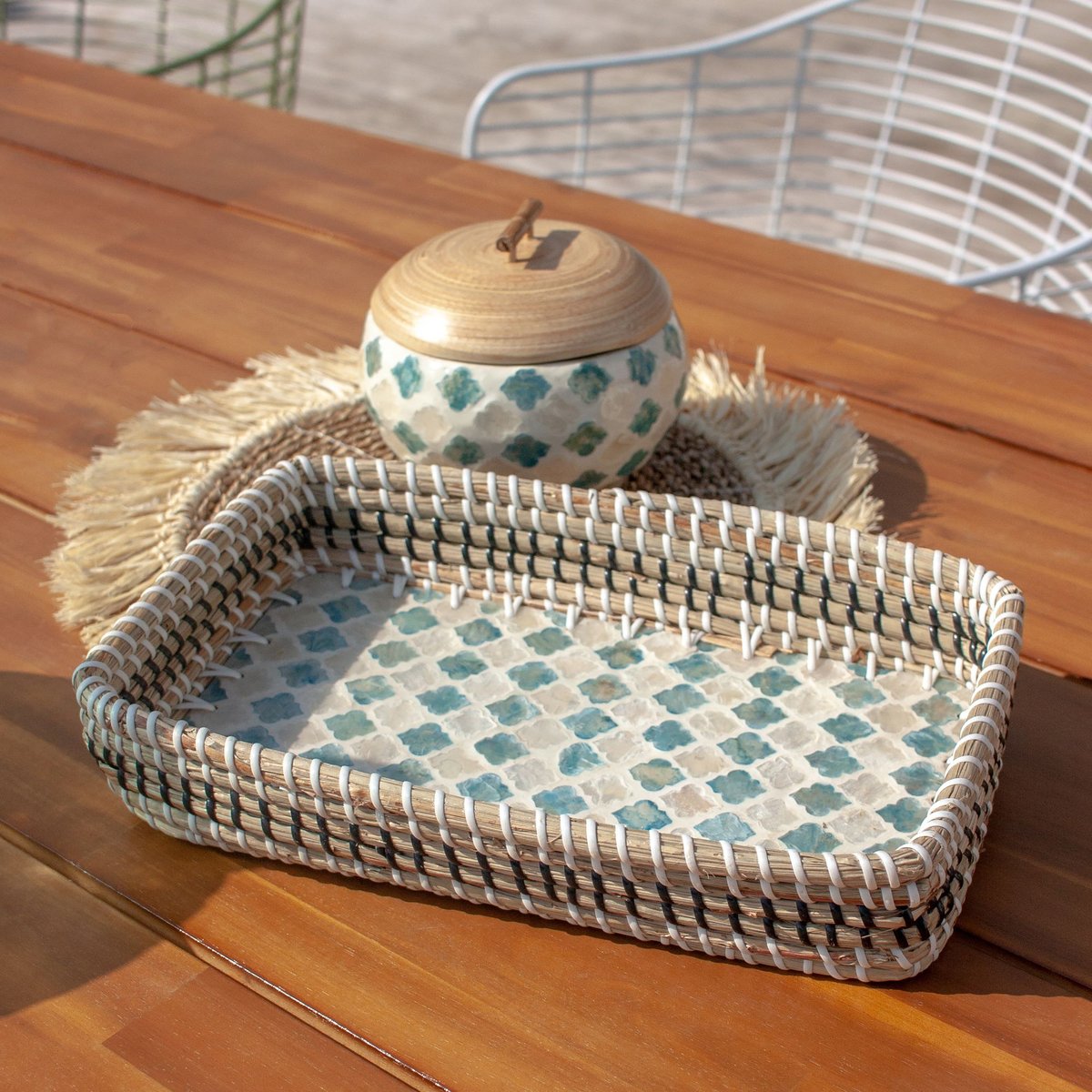 Plateau rond en jonc de mer et coquillages beige-bleu-noir, NOW'S HOME