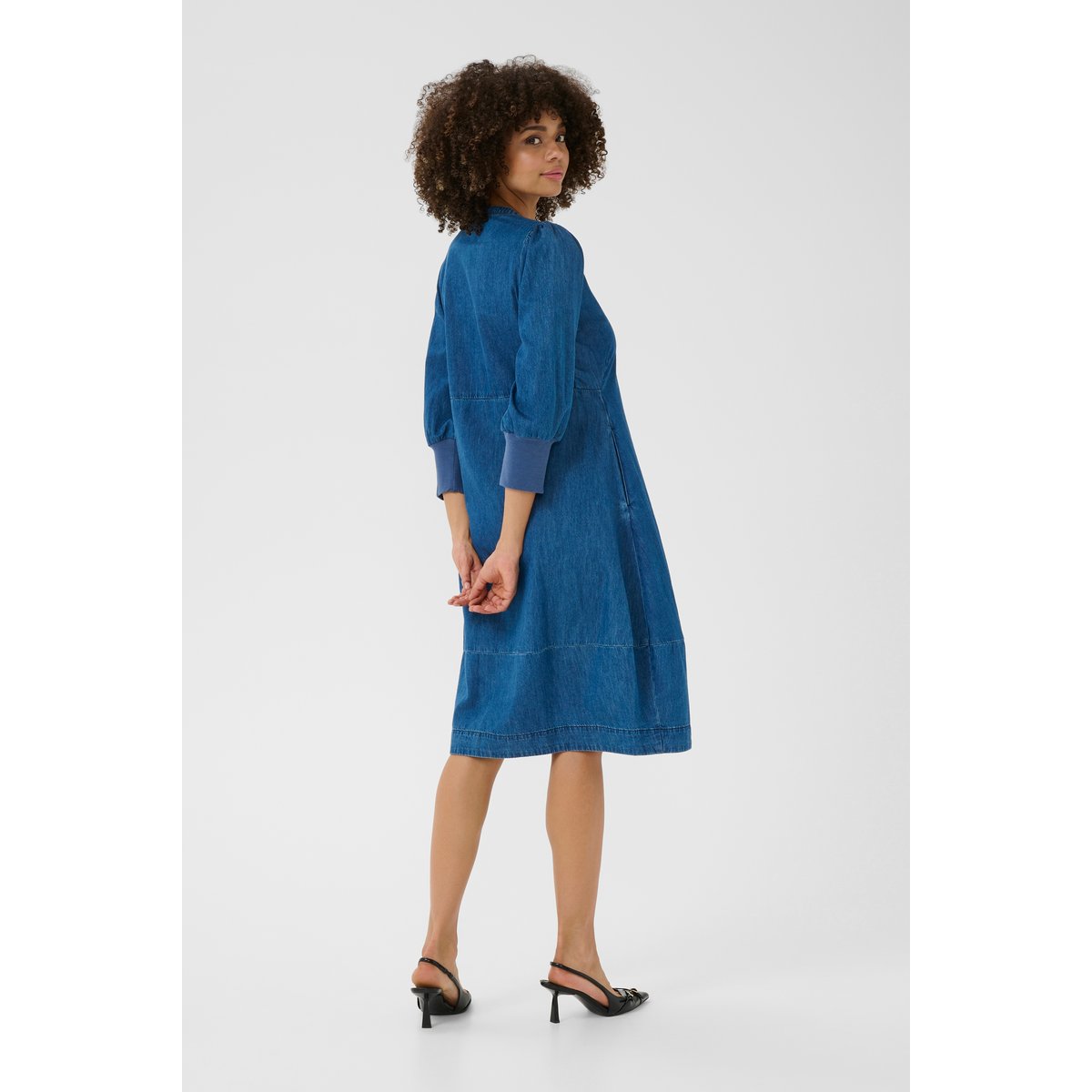 Robe bleu foncé lavé, CULTURE