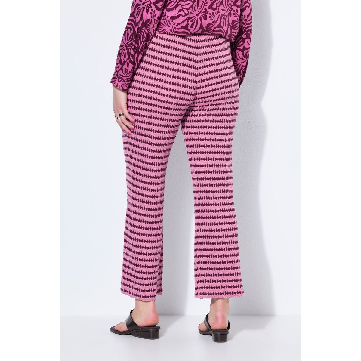 Pantalon jambes larges, texture et rayures rose clair, STUDIO UNTOLD