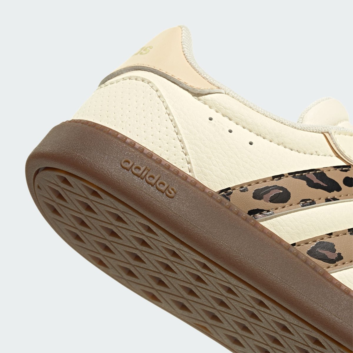Baskets en cuir BREAKNET SLEEK cream white / cardboard / sand strata, ADIDAS SPORTSWEAR
