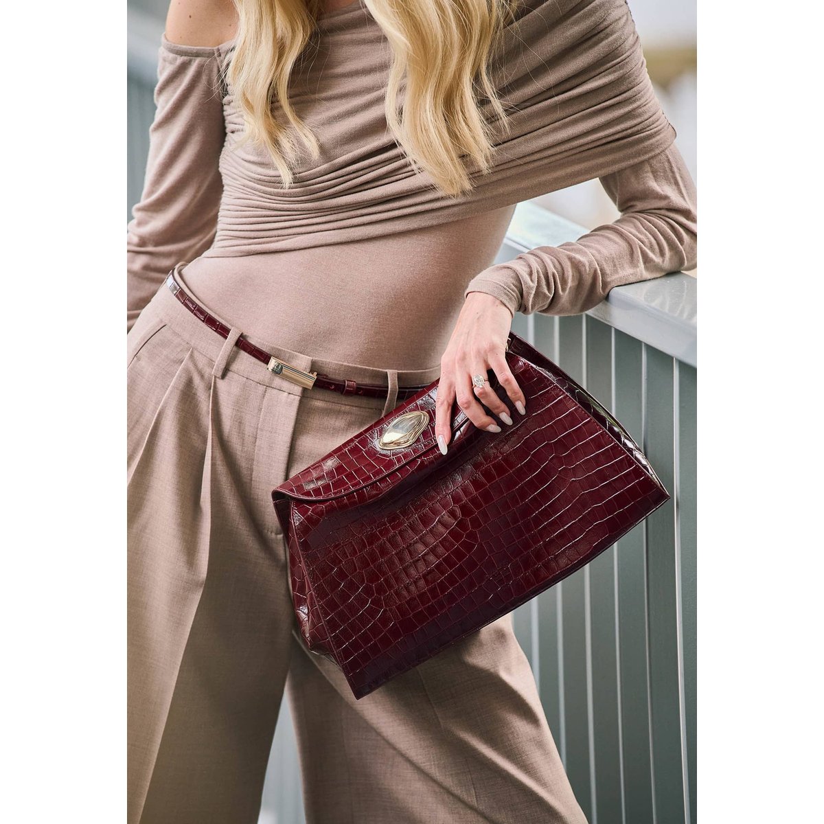 Sac Bandoulière En Cuir Véritable Leonie bordeaux, GUESS