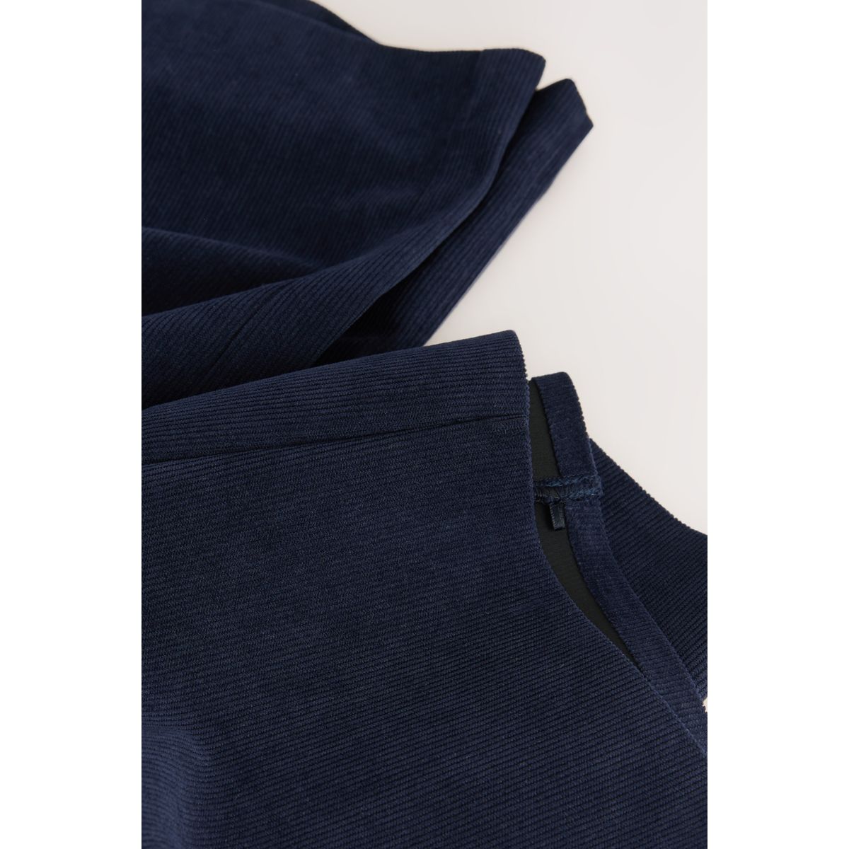 Pantalon large en velours côtelé lissant bleu marine, NEXT