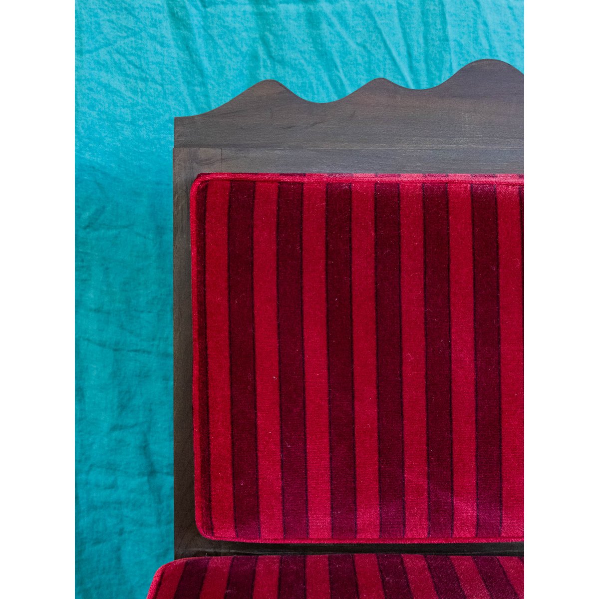 Banquette deux places en velours vintage Clara N°153 - Bon état bois foncé, DEBONGOUT
