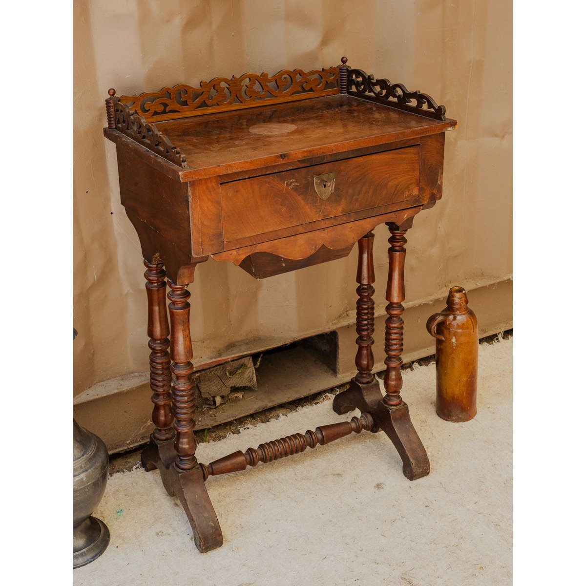 Meuble d'appoint en bois Francine N°1080 - Bon état bois foncé, DEBONGOUT