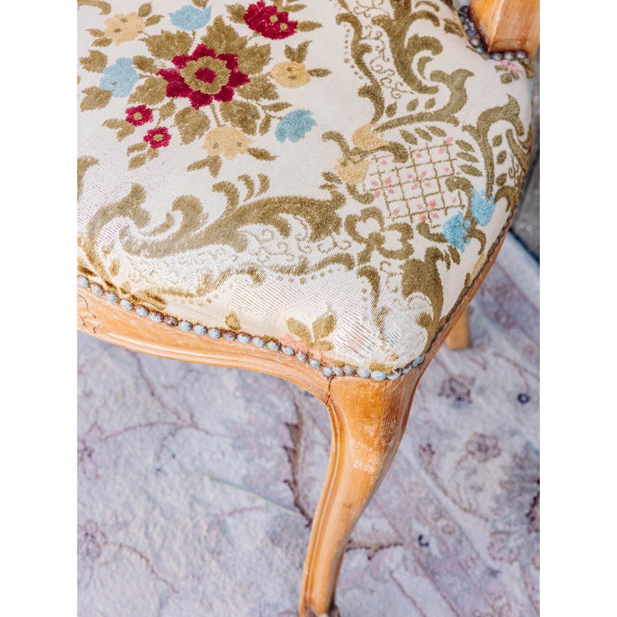 Paire de chaises au tissu floral Claude N°1556 - Bon état multicolore, DEBONGOUT