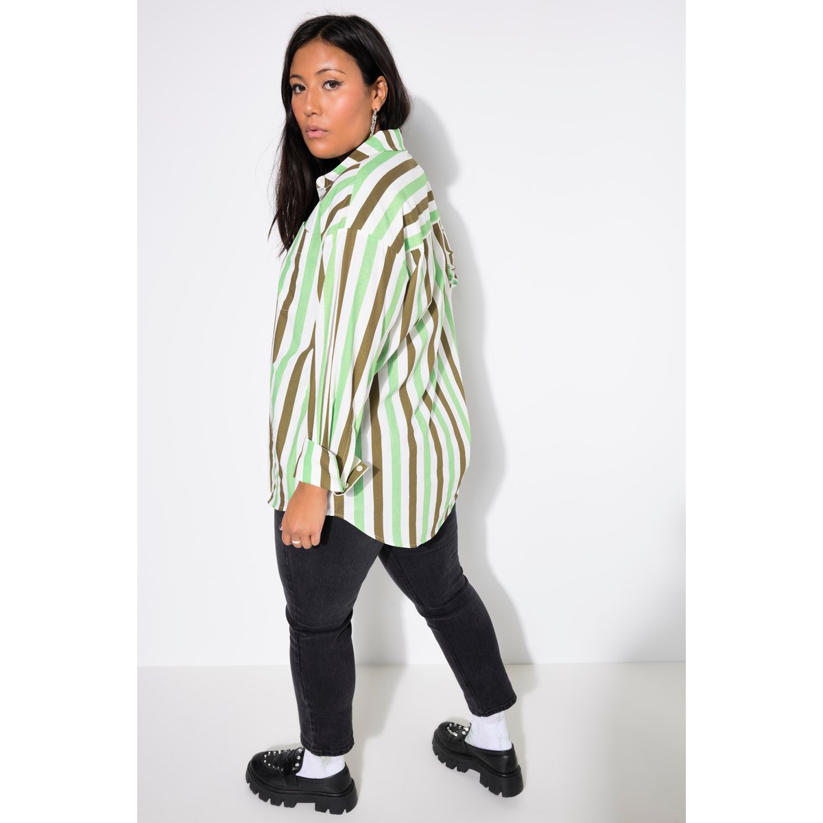 Chemisier oversize. Manches longues et motif olive foncé, STUDIO UNTOLD