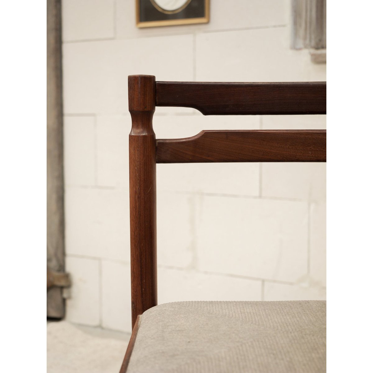 Lot de 4 chaises grises Alma N°1975 - Bon état bois foncé, DEBONGOUT