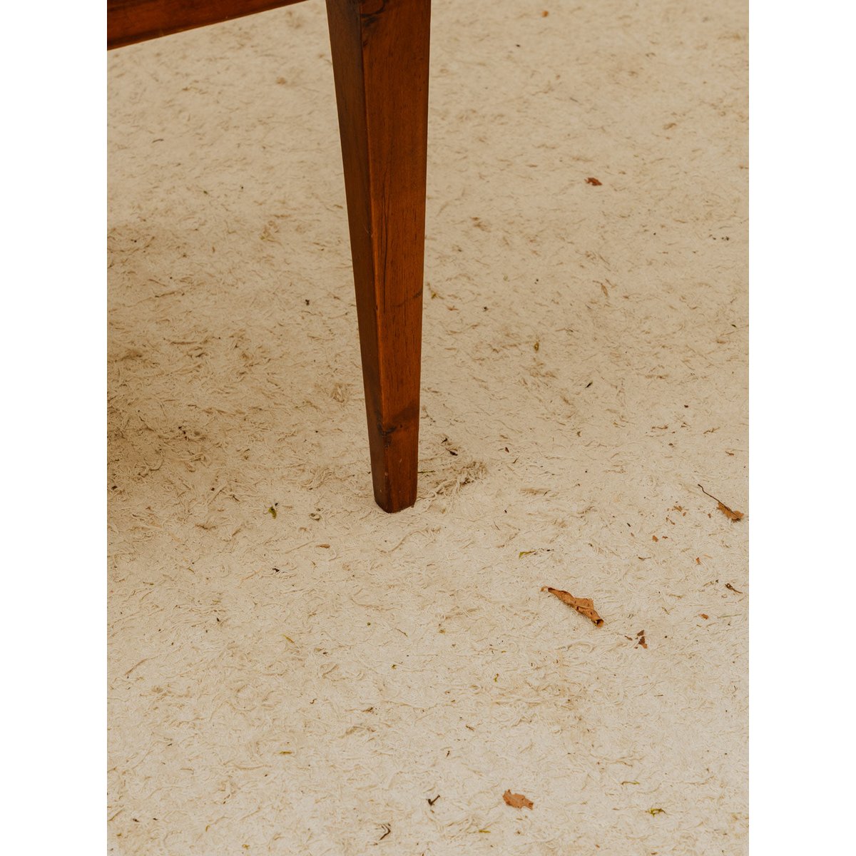 Lot de 3 chaises en bois et tissu rouge Claude N°1705 - Bon état bois foncé, DEBONGOUT