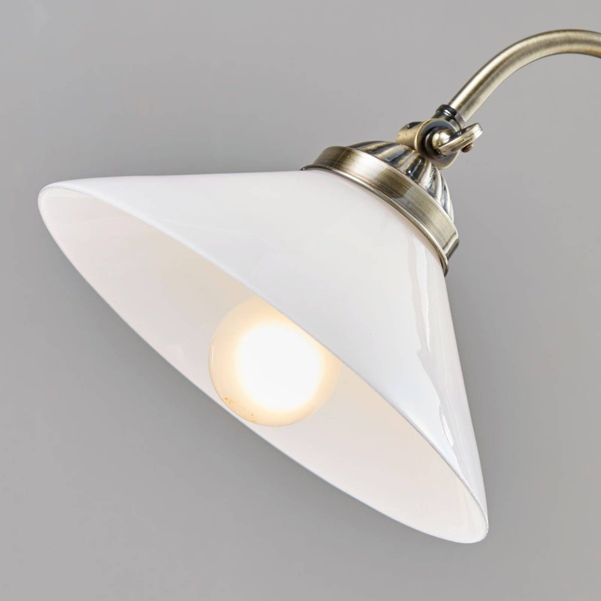 Lampe à poser en métal antique, Otis blanc opale brillant, laiton vieilli, LINDBY