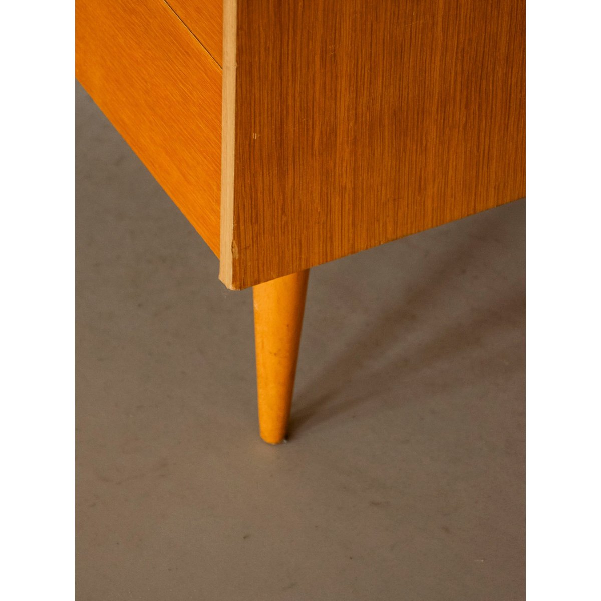 Commode scandinave aux poignées brutalistes Olga N°1076 - Bon état bois clair, DEBONGOUT