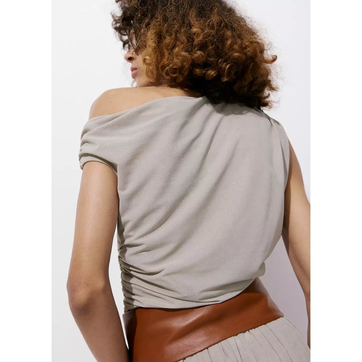 Top asymétrique drapé gris clair/pastel, MANGO