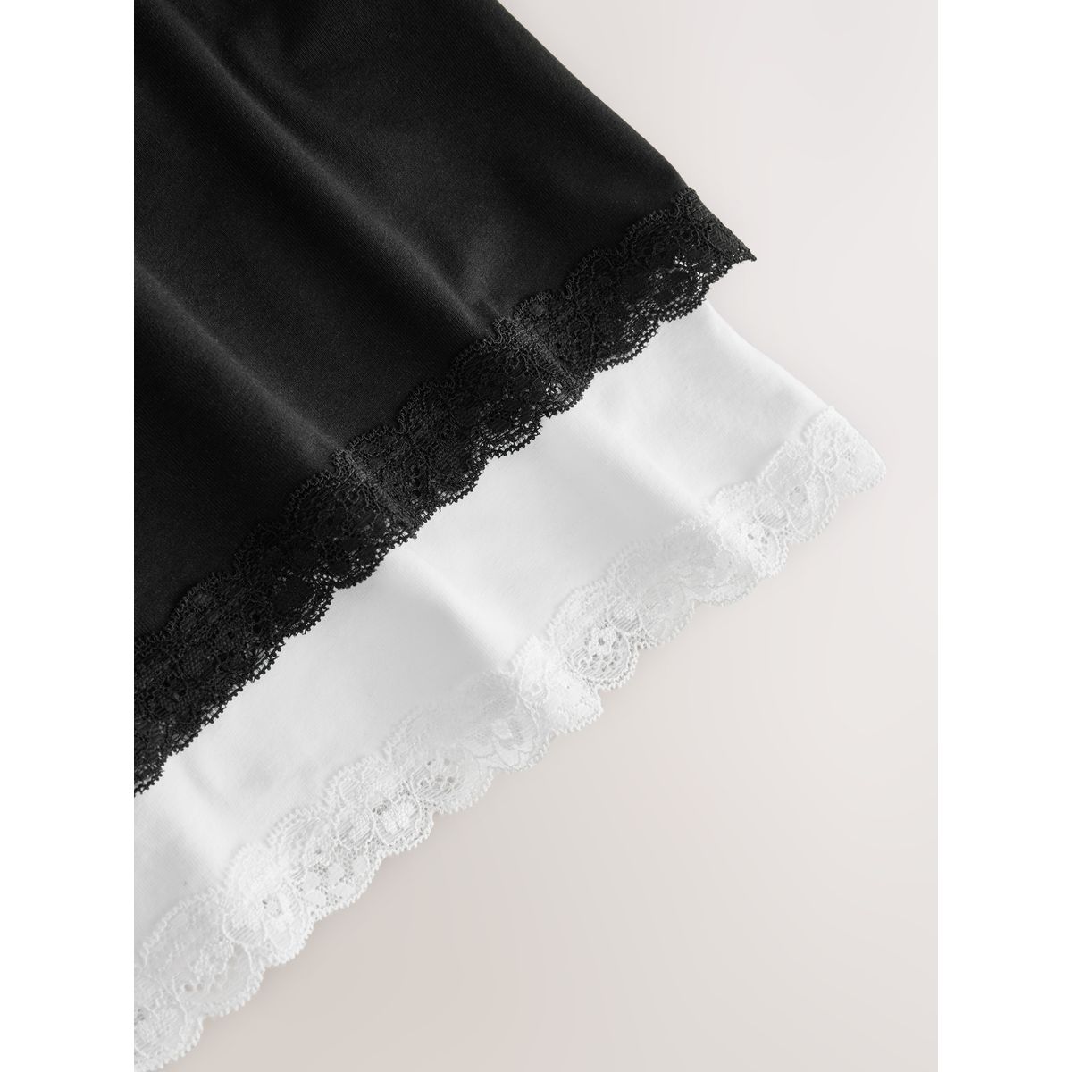 Nuisette en coton avec finition dentelle noir/blanc, NEXT