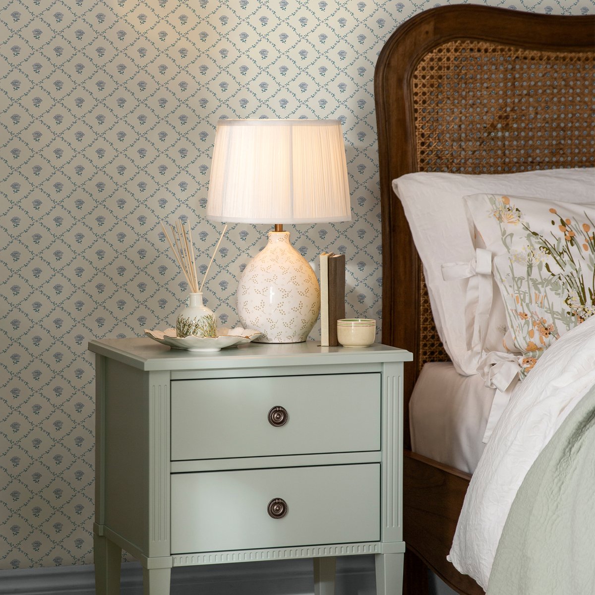 Papier peint mini quadrillage fleuri Kate bleu, LAURA ASHLEY