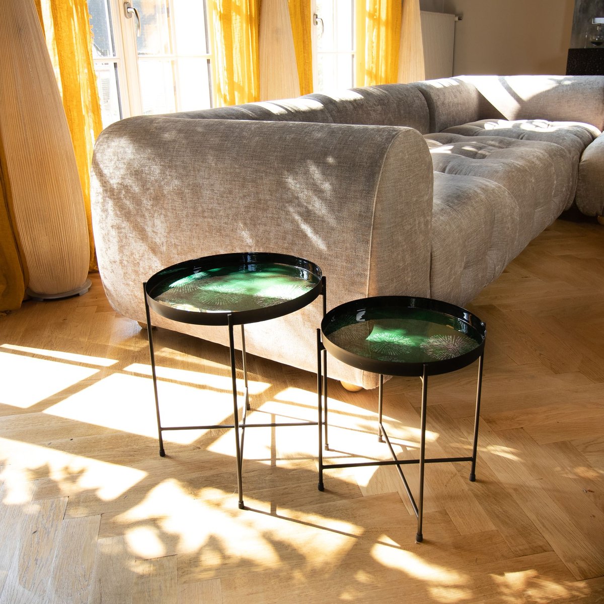 Set de 2 tables d'appoint avec plateau émaillé, GELA noir-vert, NOW'S HOME