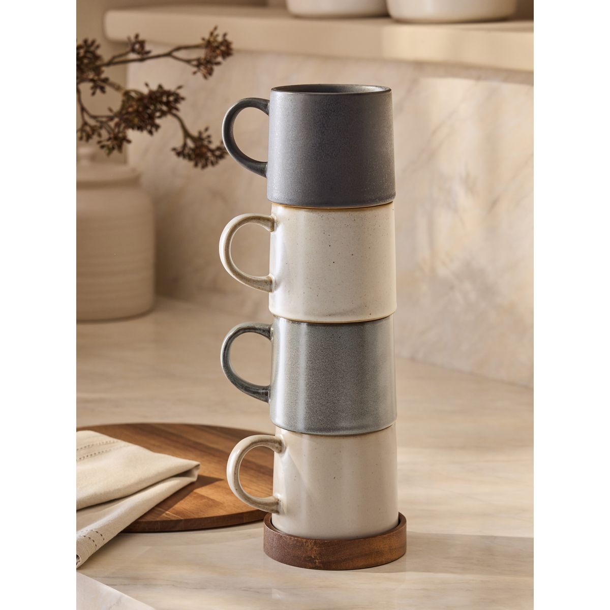 Mug à empiler avec plateau en bois, lot de 4 gris, NEXT