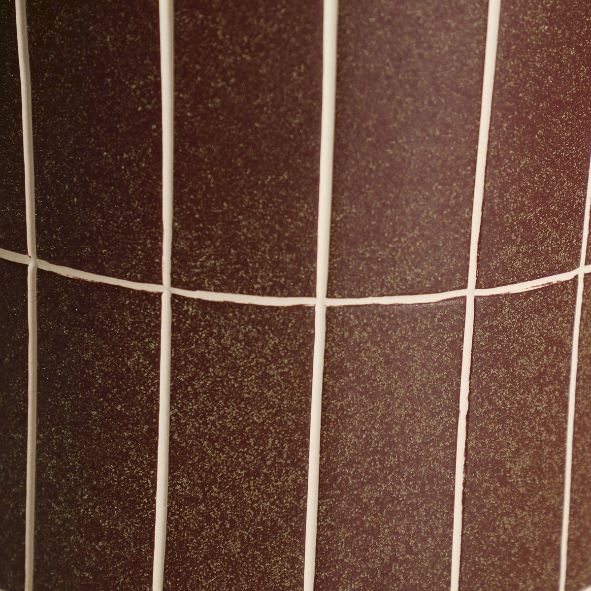 Table d'appoint en céramique collection S.TANK marron mat avec lignes contrastées, RECOLLECTION