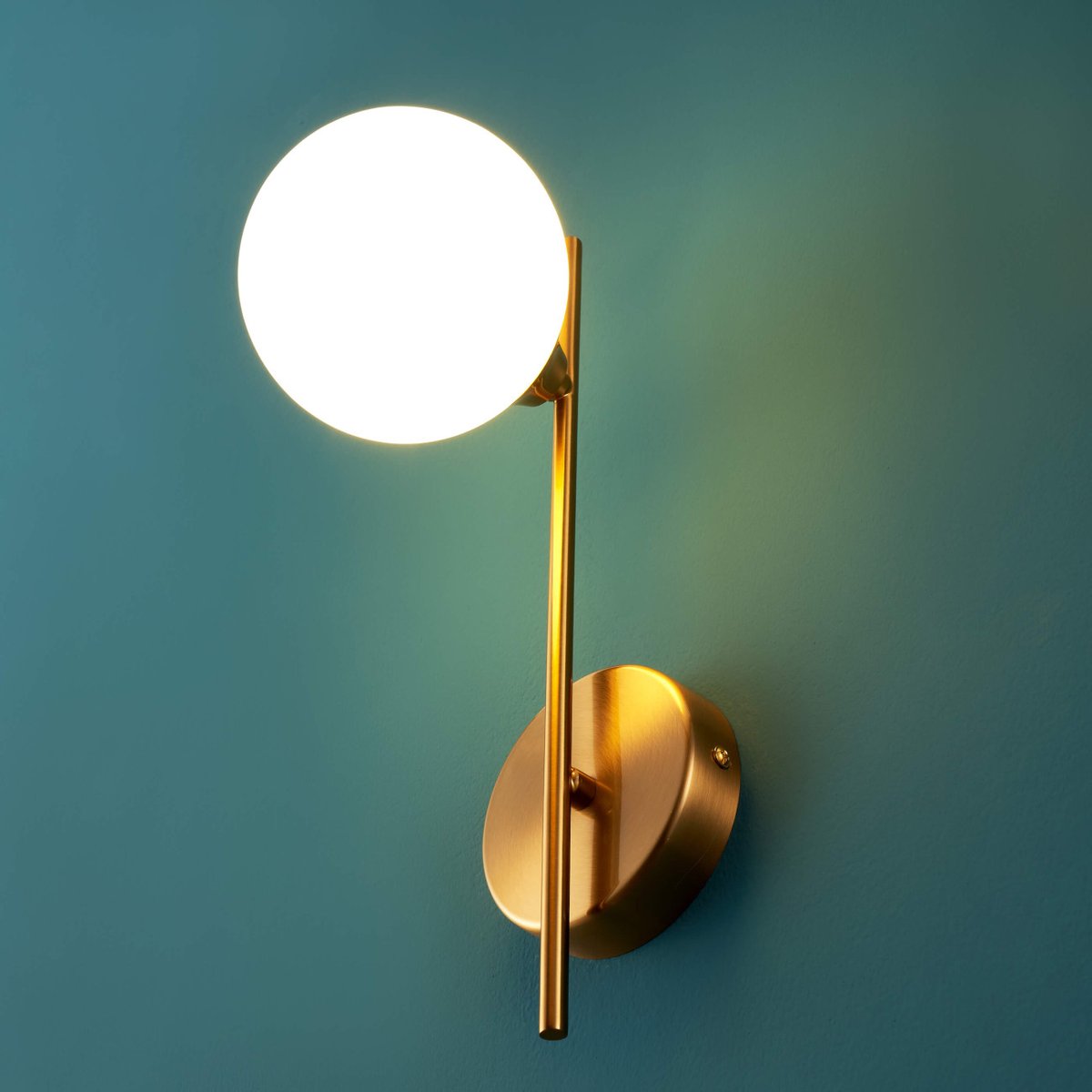Applique avec globe en verre blanc – NEIRA laiton et blanc, KOSILUM