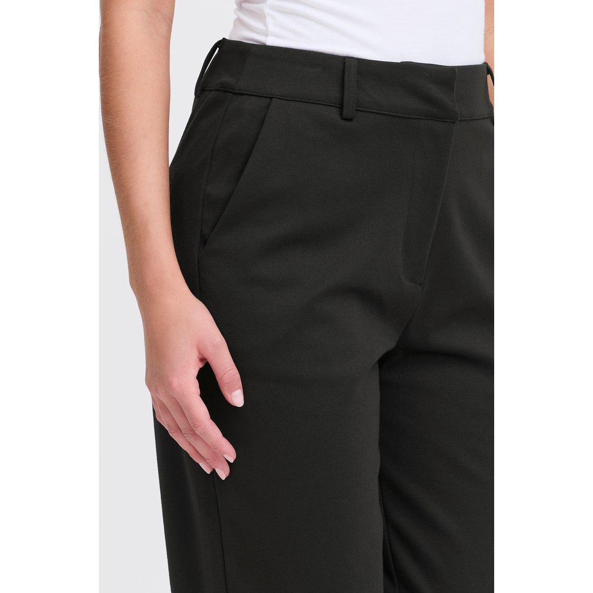Pantalon coupe classique, jambes droits, taille mi-haute noir, ICHI