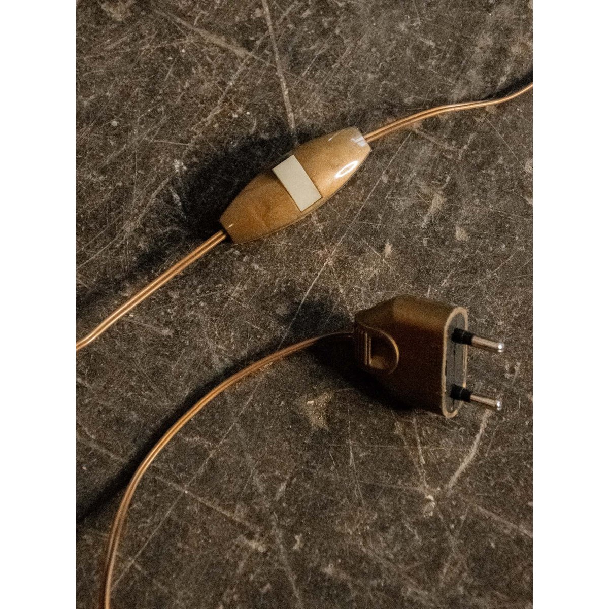 Lampe à poser en métal doré Julia N°604 - Bon état doré, DEBONGOUT