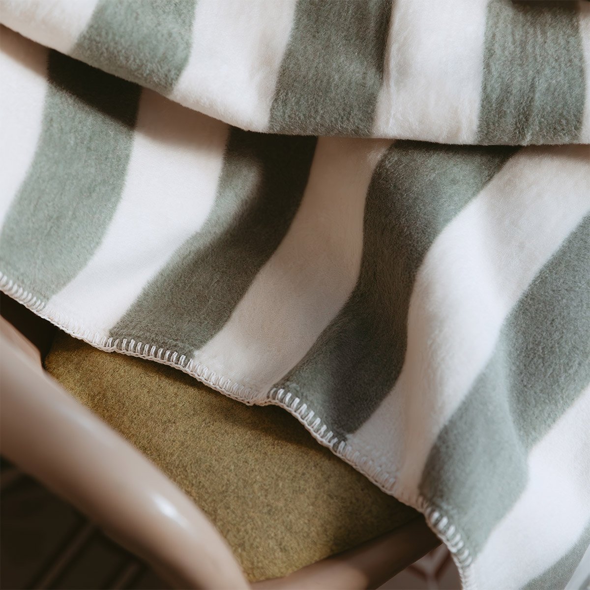 Plaid en coton vert, FIFTY-FIFTY amande, DESFORGES