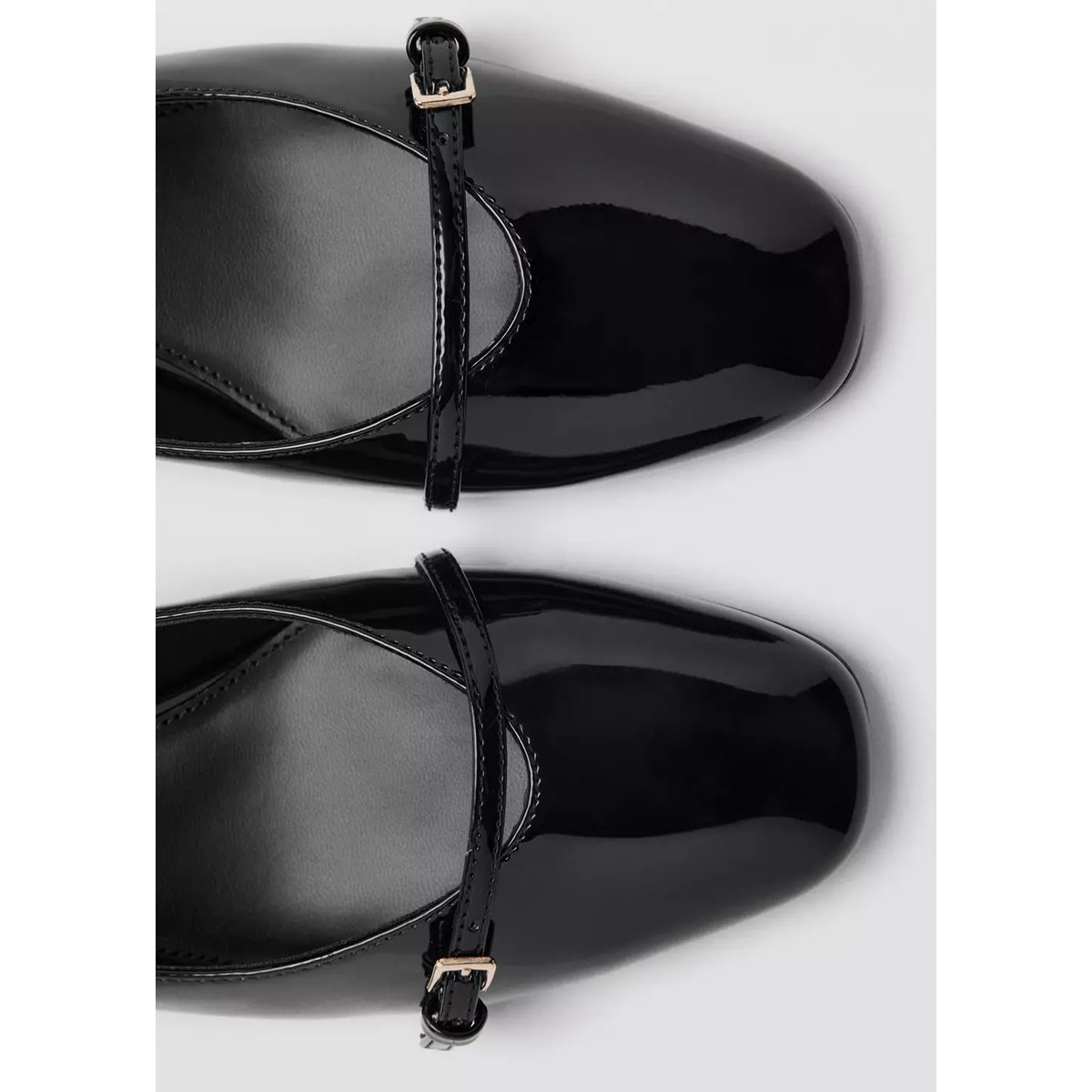 Chaussures à talon en cuir verni avec brides à boucle noir, MANGO