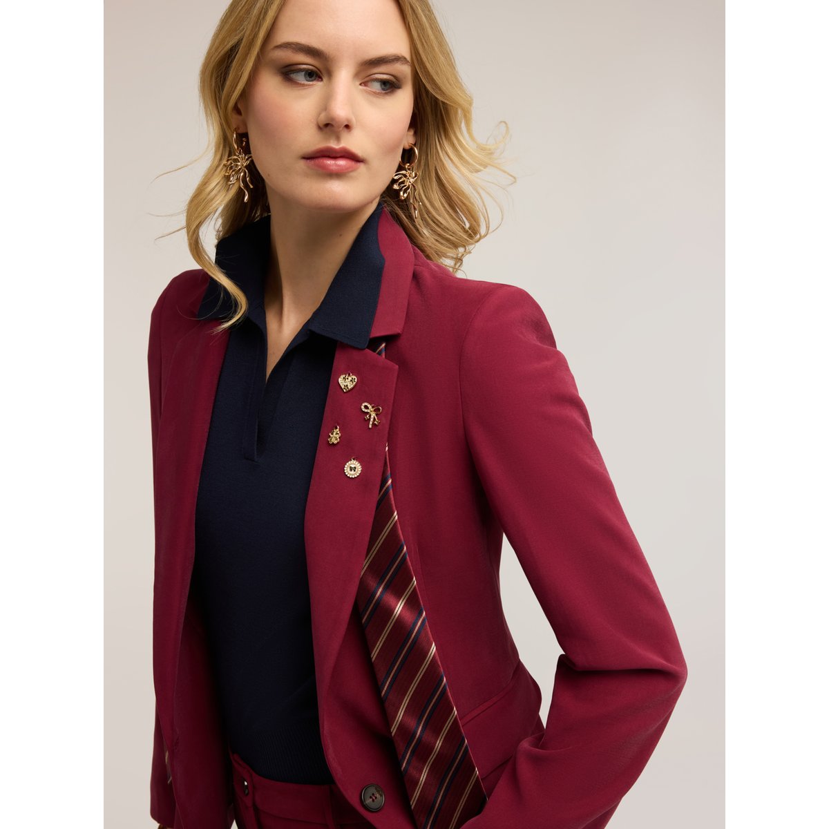 Veste avec applications et cravate. burgundy, MOTIVI