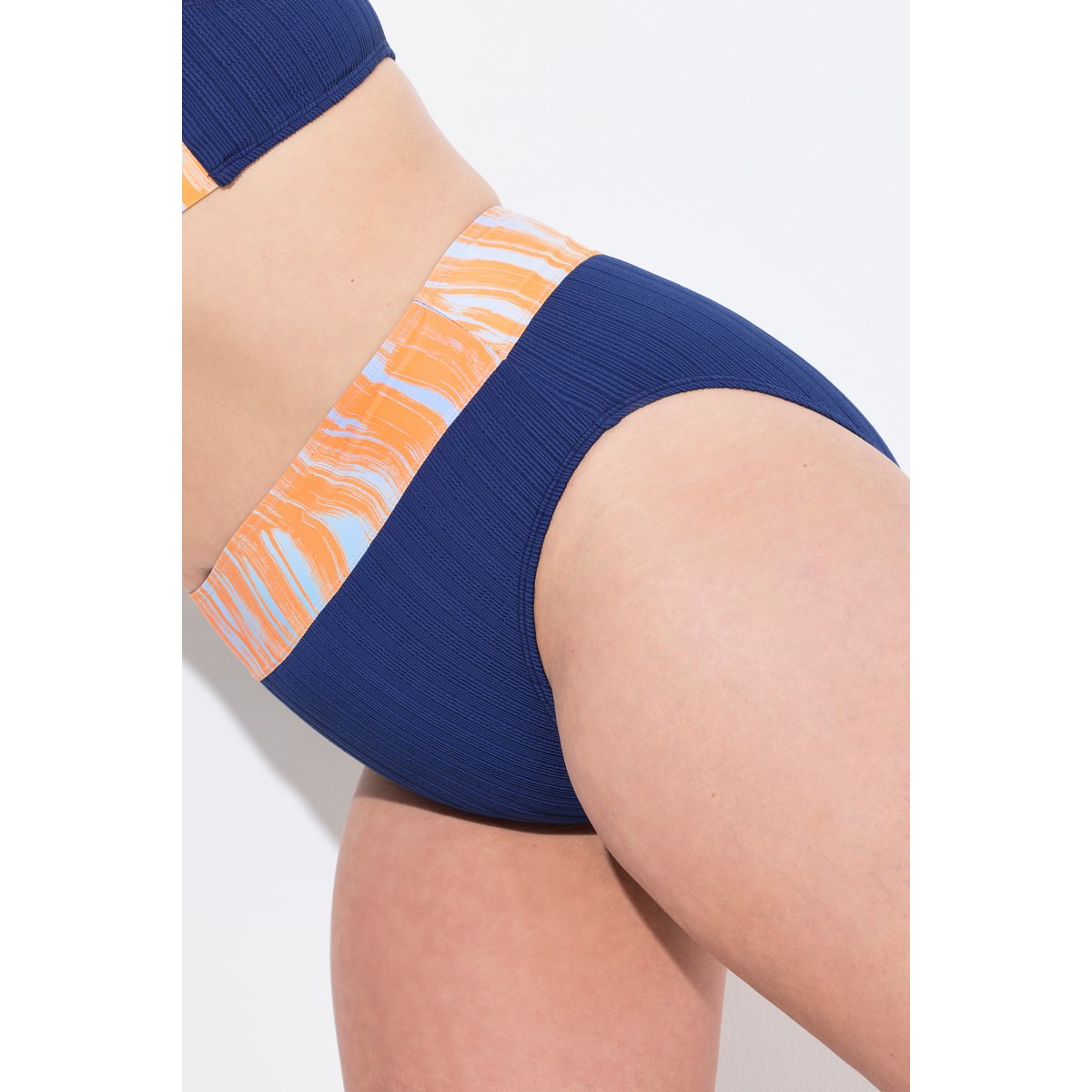Bikini à bonnets souples. Bretelles marine, ULLA POPKEN