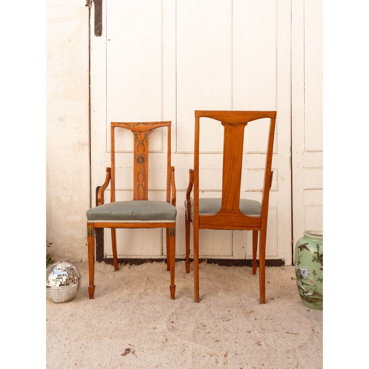 Paire de chaises en bois et tissu bleu Claude N°1455 - Bon état bois foncé, DEBONGOUT