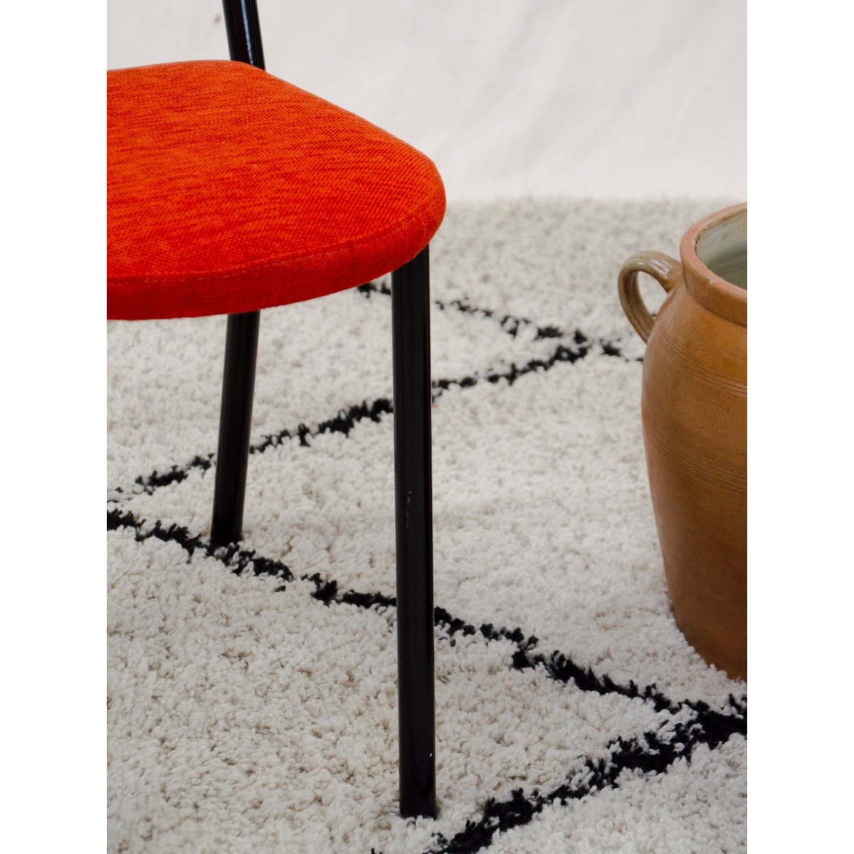 Chaise en métal noir et tissu orange Alma N°2138 - Bon état noir, DEBONGOUT