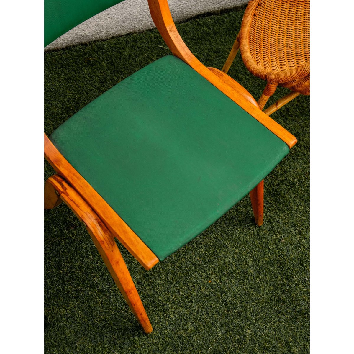 Chaise boomerang en bois Alma N°1200 - Bon état bois clair, DEBONGOUT