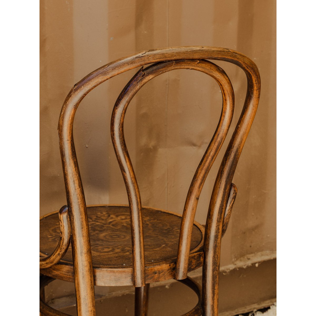 Lot de 4 chaises en bois Claude N°1408 - Bon état bois foncé, DEBONGOUT
