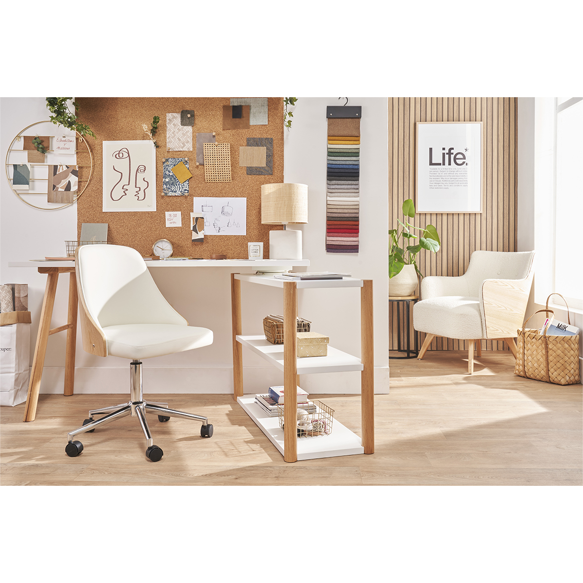 Chaise de bureau à roulettes design blanc, bois clair et acier chromé QUINO blanc, MILIBOO