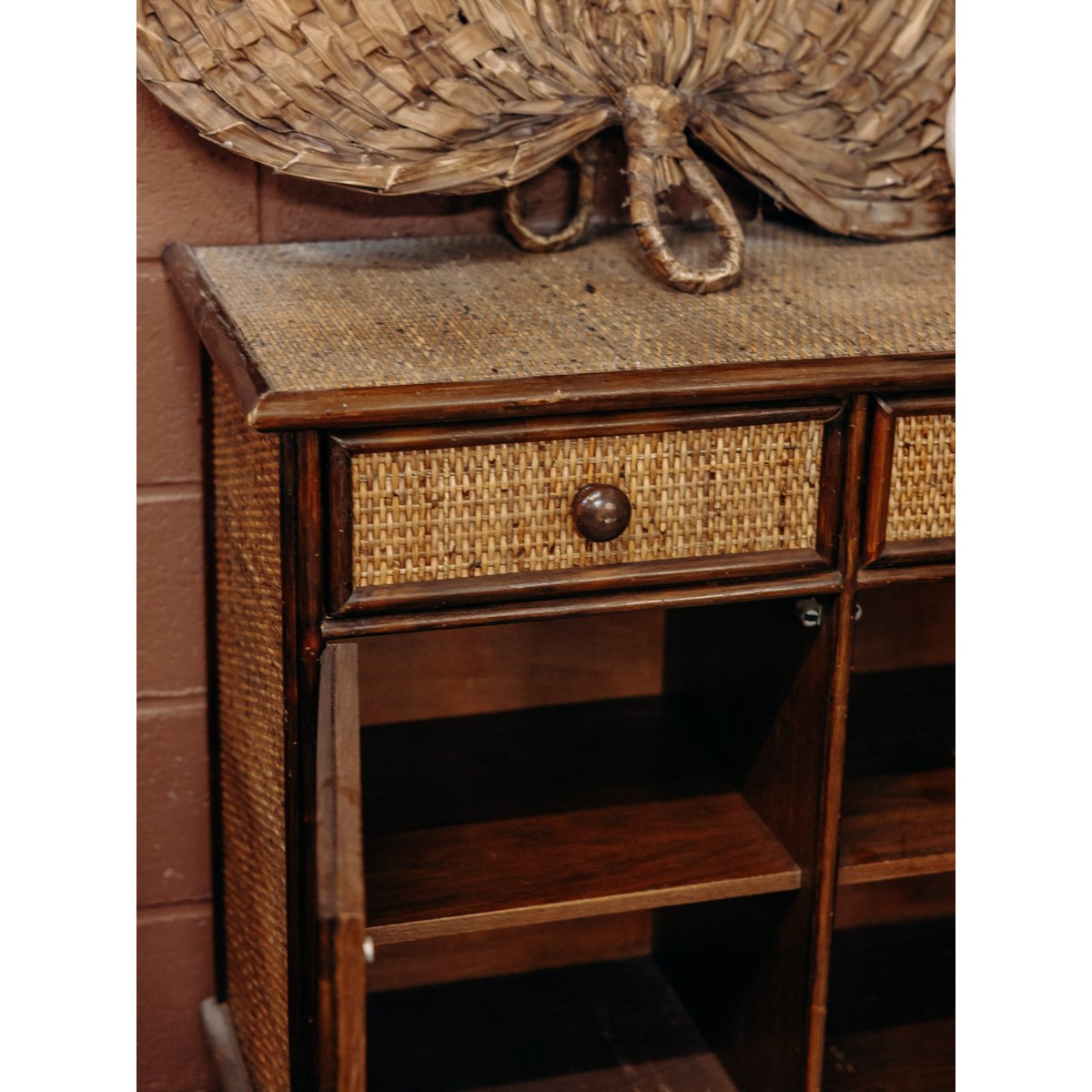 Buffet en cannage tressé Gilbert N°1891 - Bon état bois foncé, DEBONGOUT