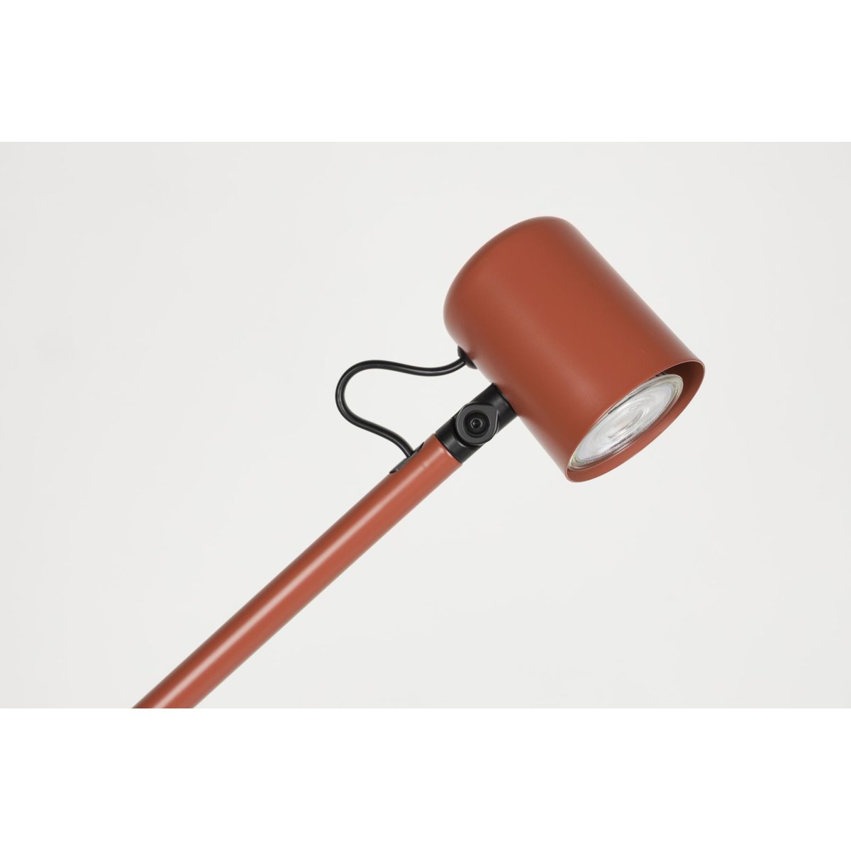 Lampadaire design en métal scandinave, AERO rouge, BOITE A DESIGN
