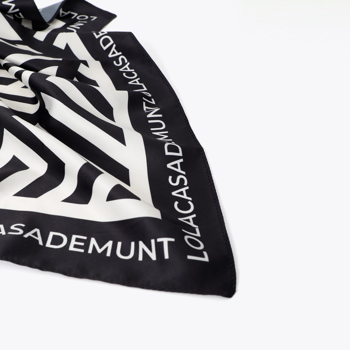 Foulard carré à logo graphique LOLA CASADEMUNT noir, LOLA CASADEMUNT