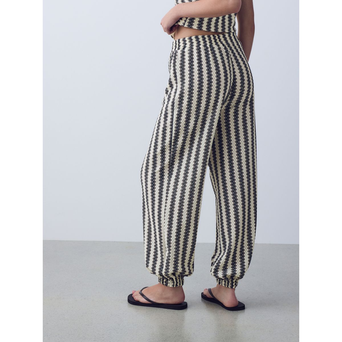 Pantalon barrel aspect maille rayure noir/écru, NEXT