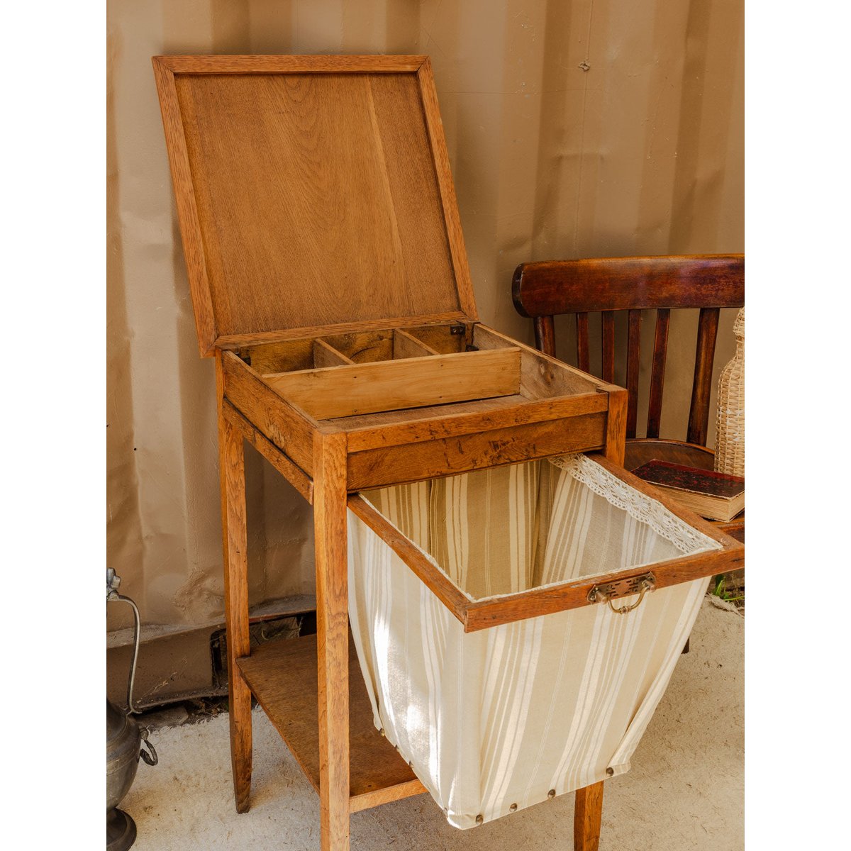 Table d'appoint en bois Francine N°1079 - Bon état bois clair, DEBONGOUT