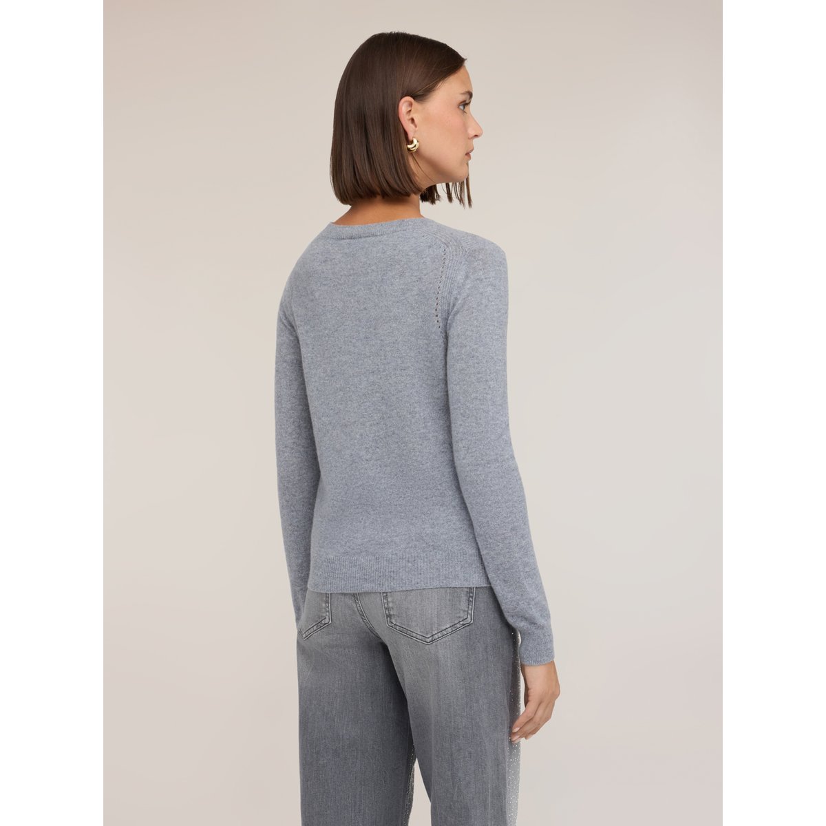 Pull ras du cou gris, MOTIVI