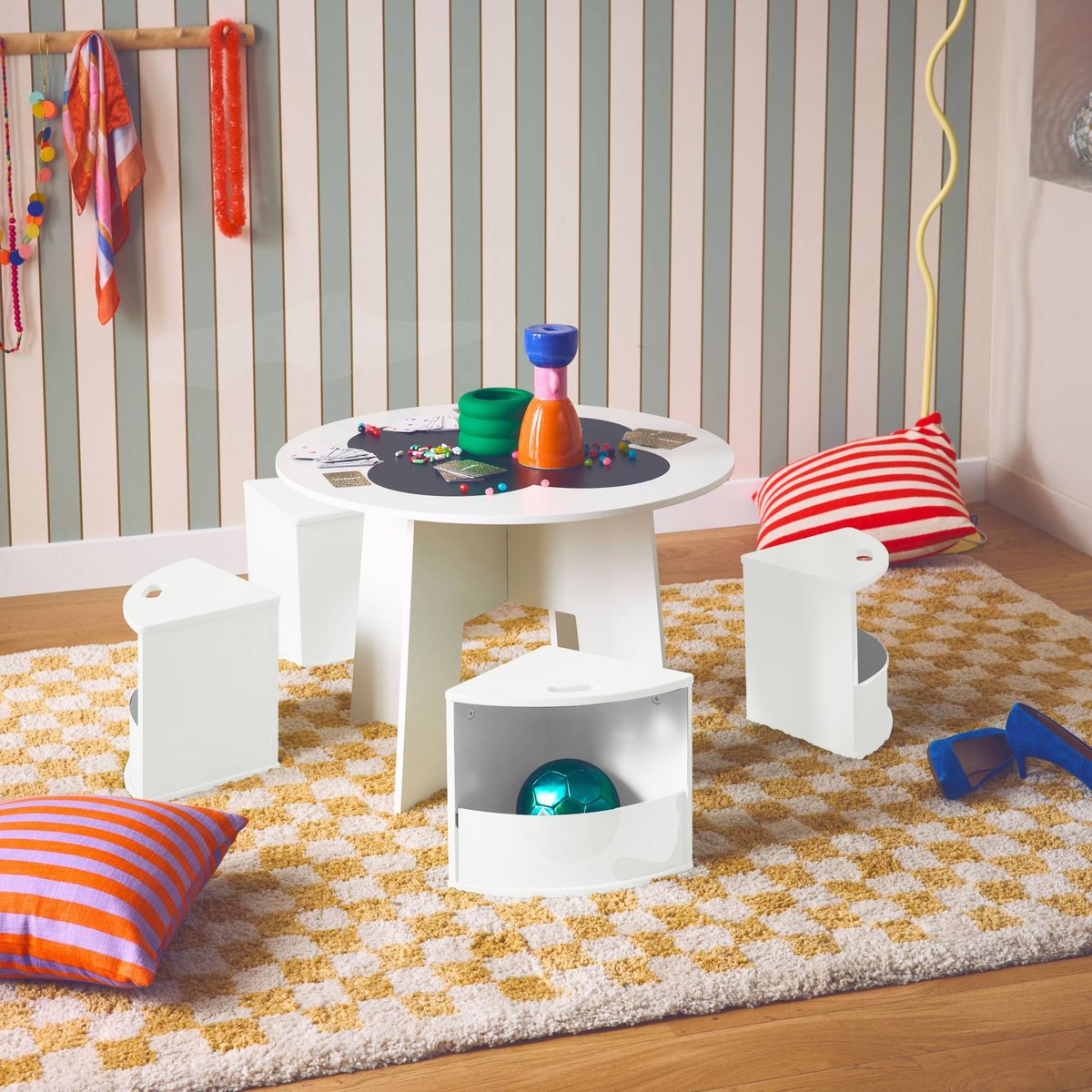 Table effet ardoise pour enfant 4 chaises avec rangement NEPHOS blanc, SWEEEK