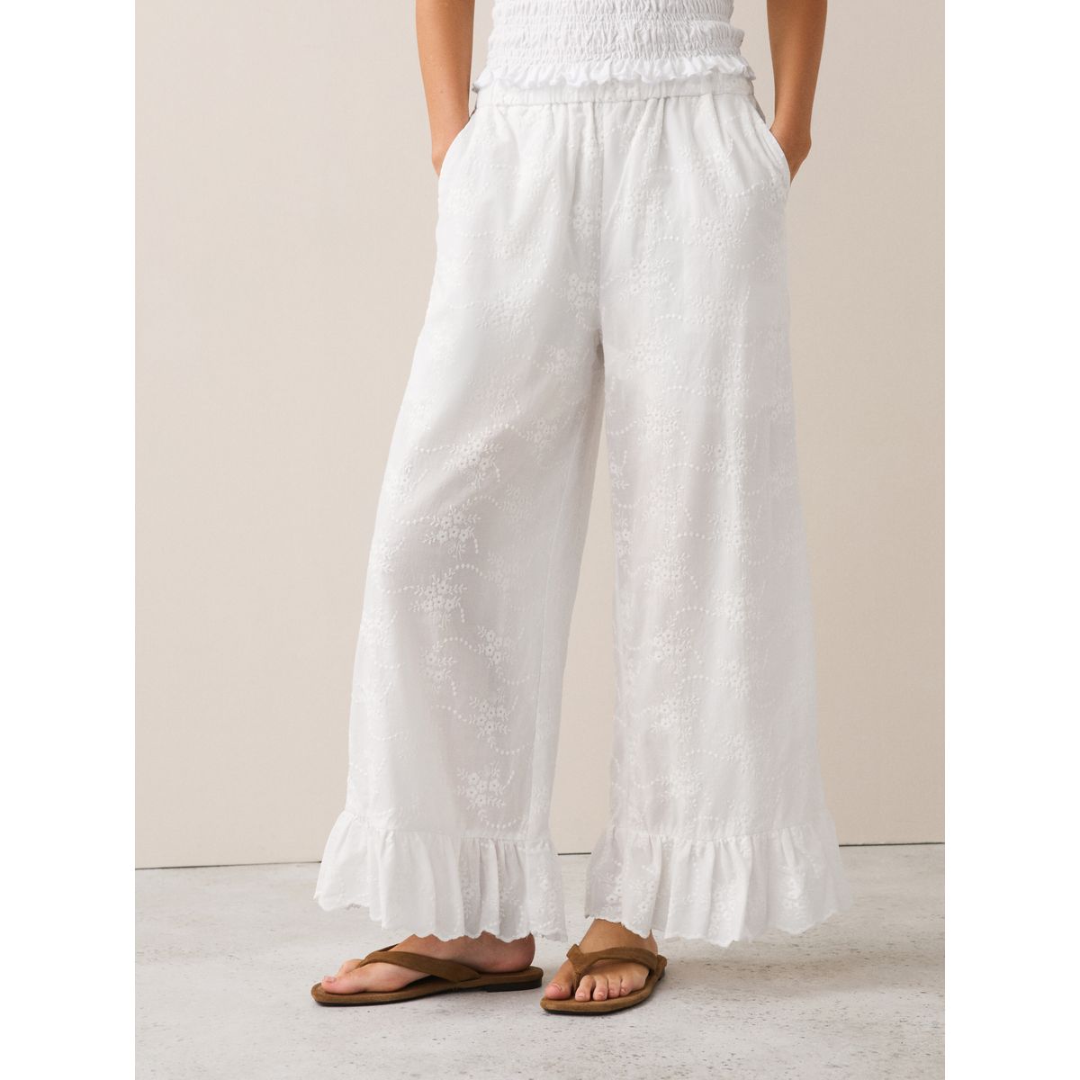 Pantalon avec ourlets volantés et broderie écru, NEXT