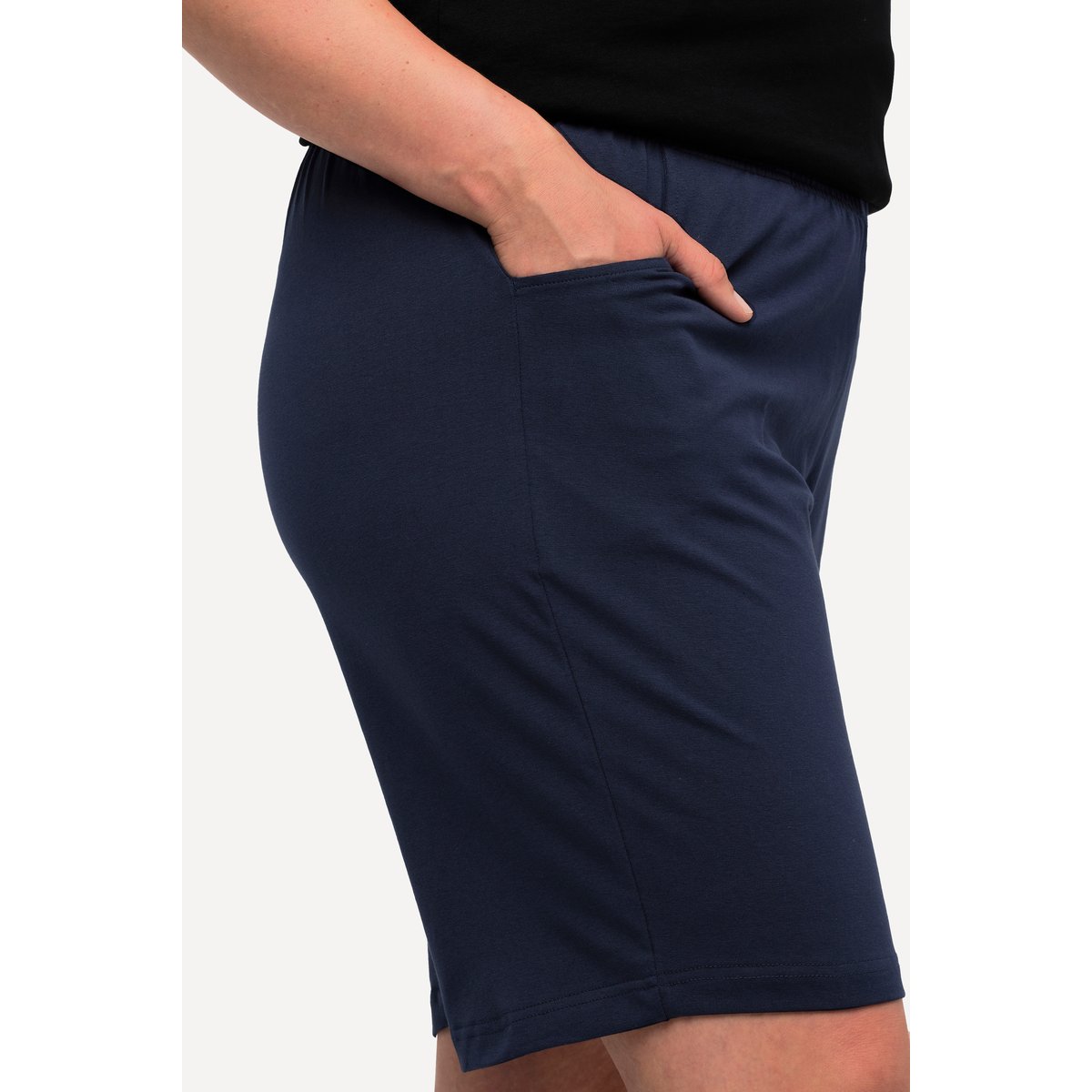 Short en jersey. Taille élastique et poches bleu foncé, ULLA POPKEN