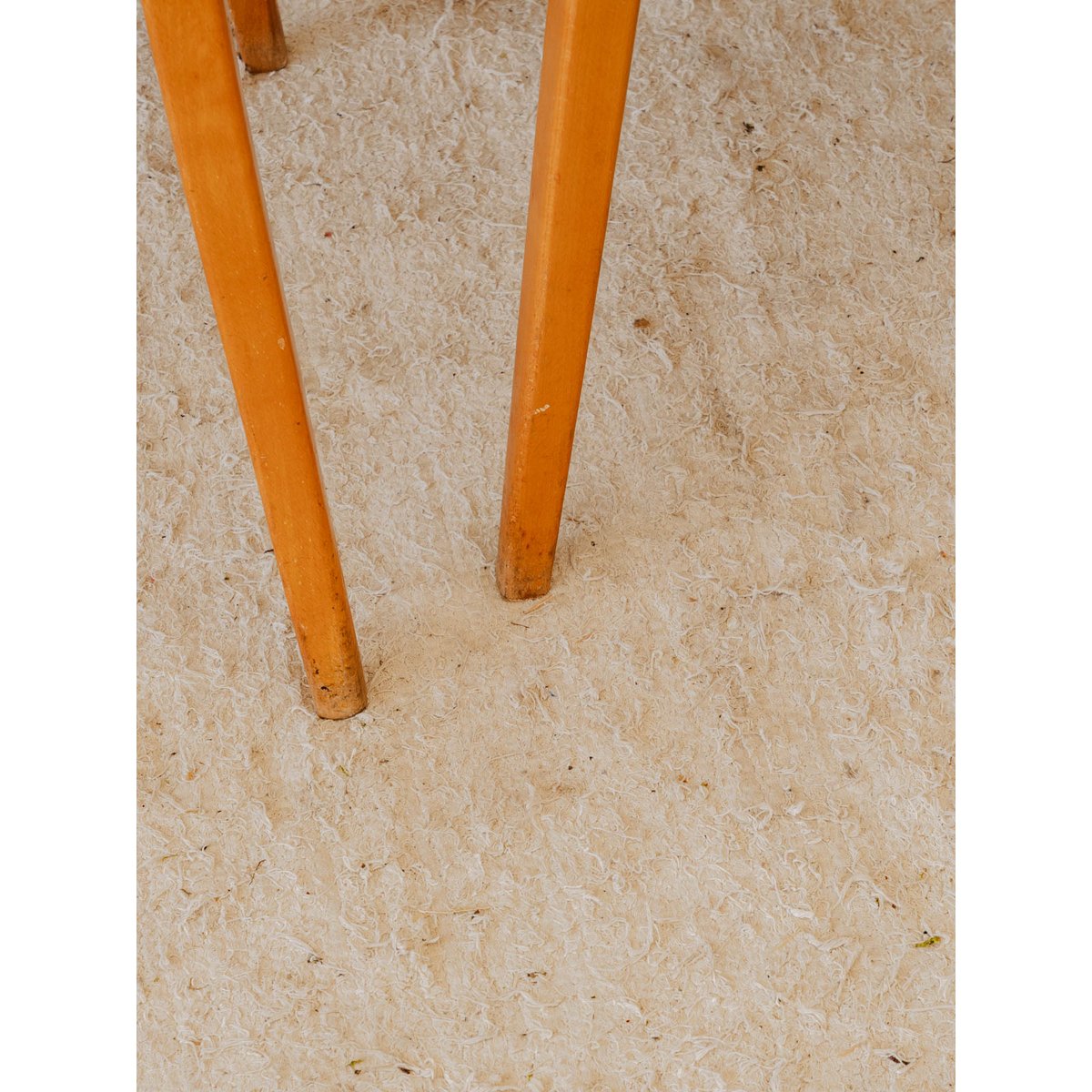 Paire de chaises en bois et tissu vert Alma N°2122 - Bon état bois foncé, DEBONGOUT